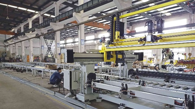 龍門吊上梁、立柱機(jī)器人弧焊流水線